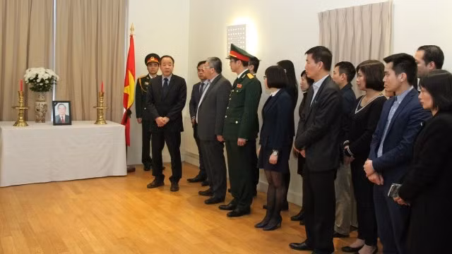 Des amis étrangers rendent hommage à l’ancien PM Phan Van Khai ảnh 1