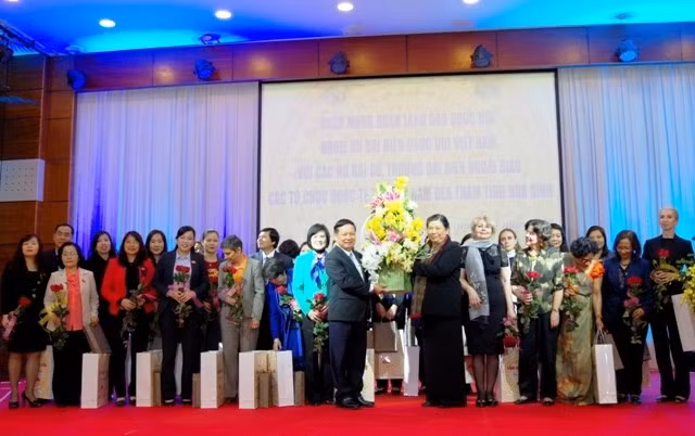 Des ambassadrices et députées en tournée de travail à Hoa Binh ảnh 1