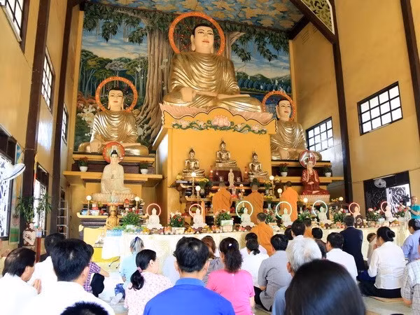 Des Vietnamiens au Laos prient pour la prospérité du pays et le bonheur ảnh 1
