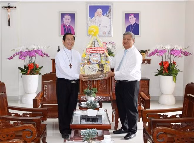 Fête de la Saint Joseph : les autorités de Binh Phuoc félicitent le diocèse de Phu Cuong ảnh 1