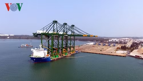 Le Vietnam exporte des portiques sur rail pour charges lourdes en Inde ảnh 1