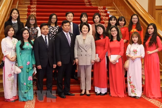 L’épouse du président sud-coréen rencontre des étudiants vietnamiens ảnh 1