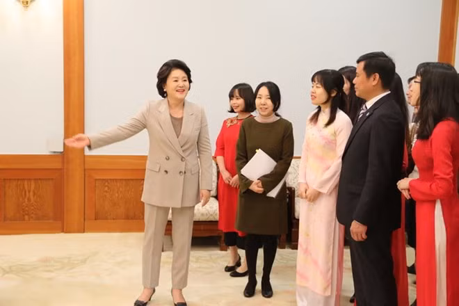 L’épouse du président sud-coréen rencontre des étudiants vietnamiens ảnh 2