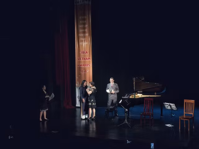 L’ordre de l’Étoile d’Italie-grade de chevalier à la styliste Minh Hanh ảnh 1