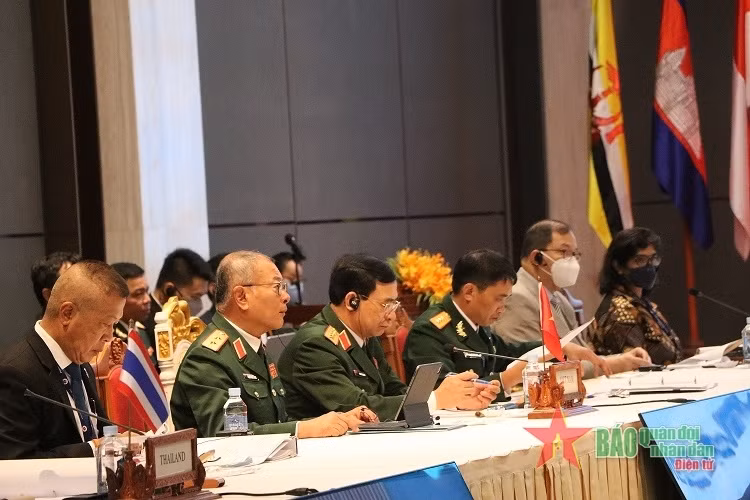 Le Vietnam participe à l’ADMM restreinte et à l’ADMM Plus au Cambodge ảnh 1