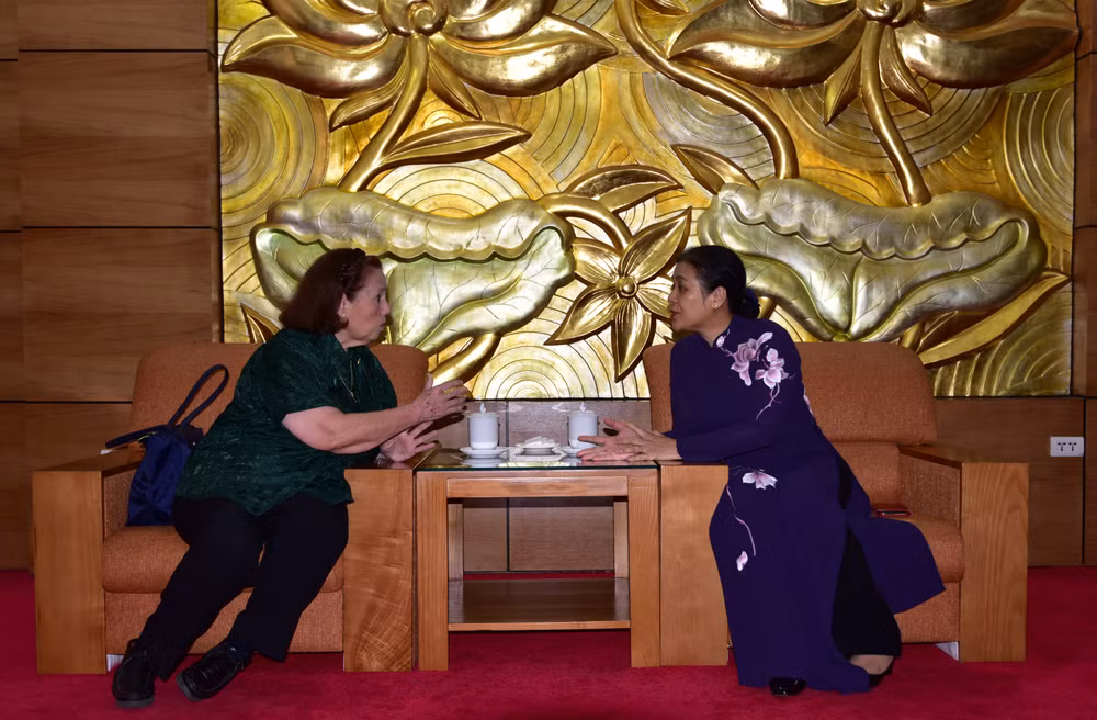 Distinction d’une militante argentine pour ses contributions aux relations Argentine - Vietnam ảnh 2