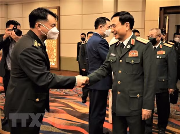 Le ministre vietnamien de la Défense rencontre ses homologues cambodgien et chinois ảnh 2