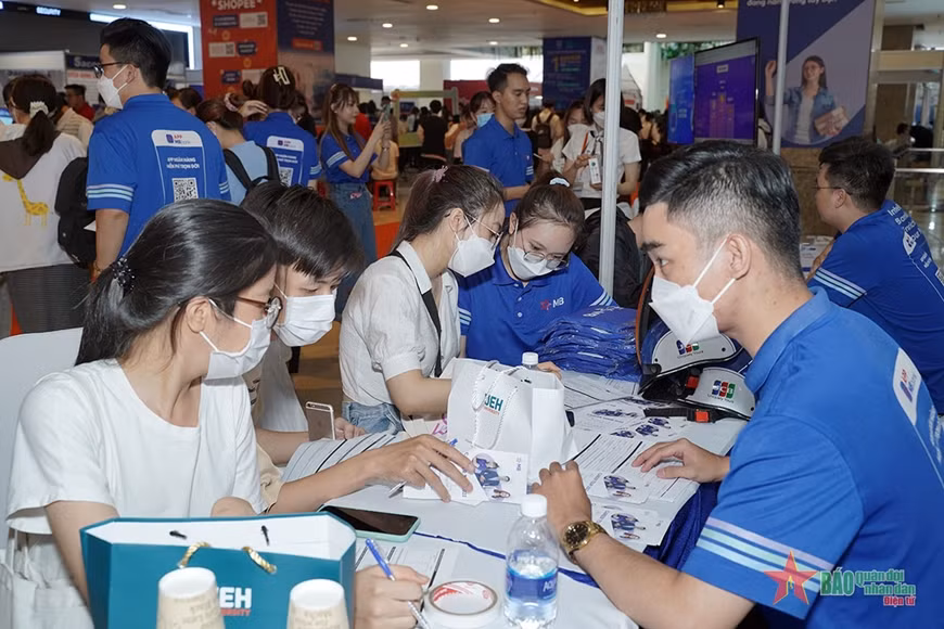 Plus de 5.000 étudiants participent à une foire de l'emploi à Ho Chi Minh-Ville ảnh 2