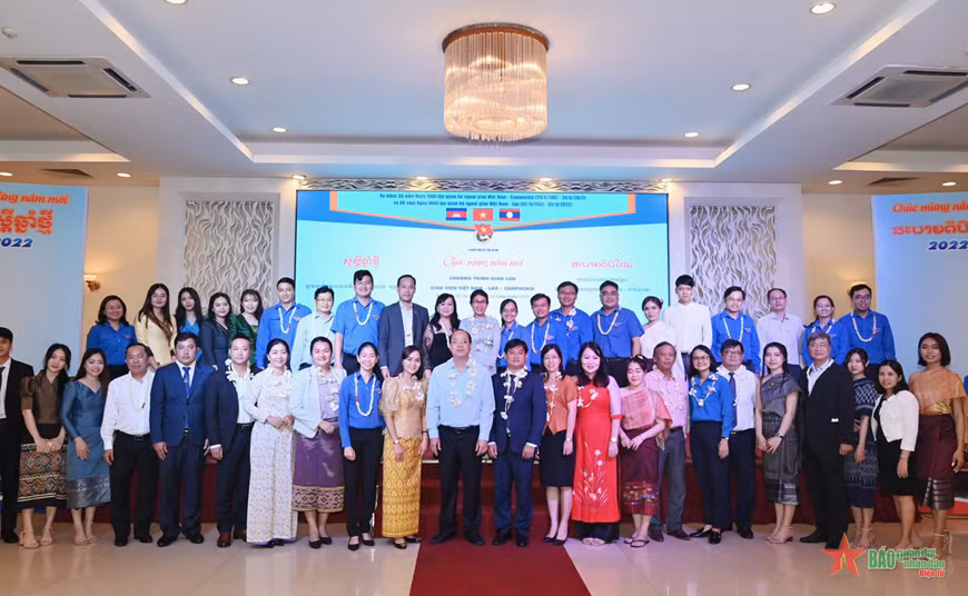 Les autorités de HCM-Ville formulent ses vœux à des étudiants laos et cambodgiens ảnh 1