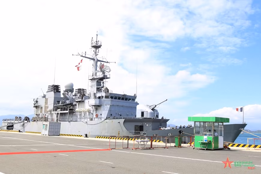 La frégate française Vendémiaire en visite à Khanh Hoa ảnh 1