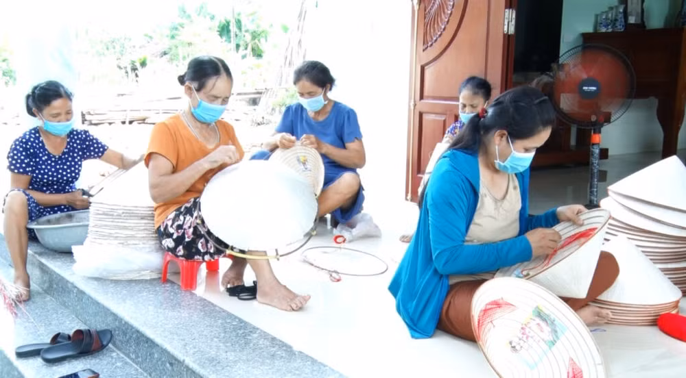 Le chapeau conique de Tho Lôc mis à l’honneur dans un village artisanal traditionnel ảnh 1