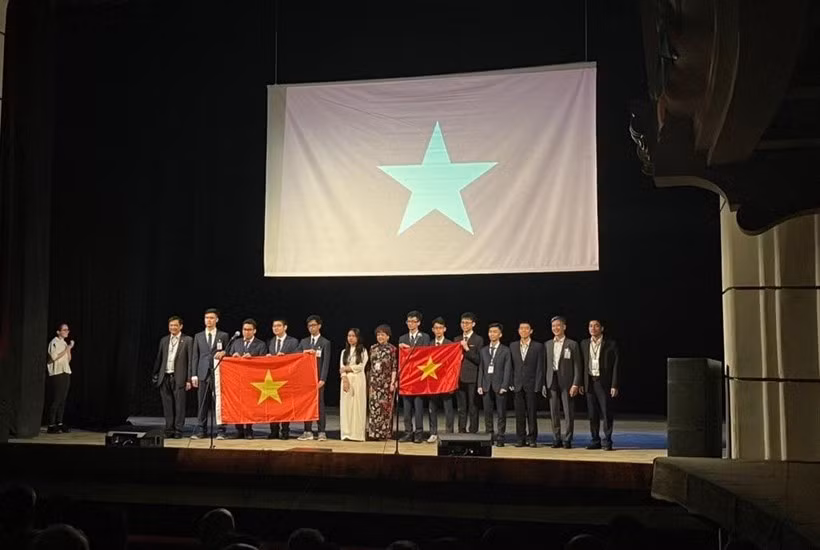 Des lycéens hanoïens remportent sept prix aux Olympiades d'astronomie et d'astrophysique ảnh 1