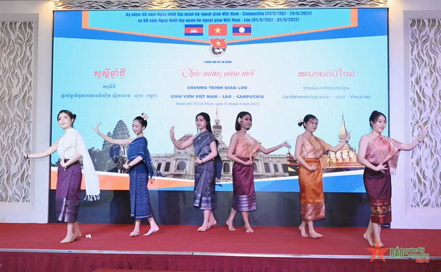 Les autorités de HCM-Ville formulent ses vœux à des étudiants laos et cambodgiens ảnh 2