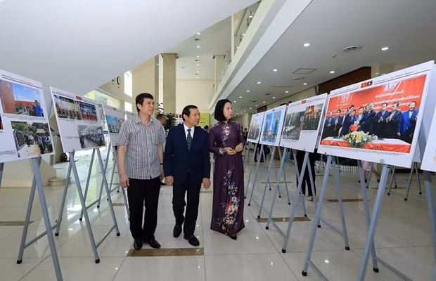 Des photos racontent l’histoire des relations spéciales Vietnam-Laos ảnh 2