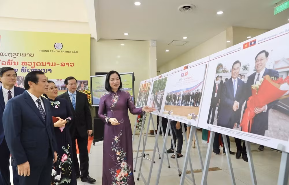Des photos racontent l’histoire des relations spéciales Vietnam-Laos ảnh 1