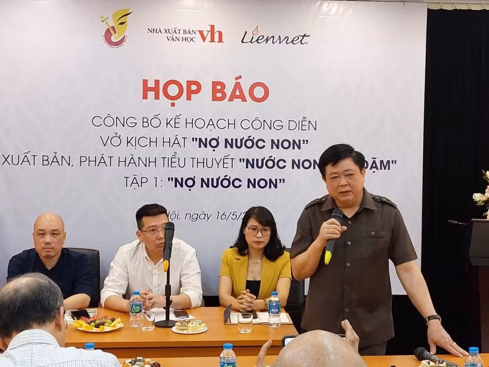 Une pièce de théâtre et un roman sur le Président Hô Chi Minh présentés au public ảnh 1