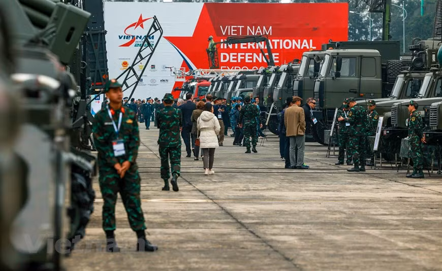 Le premier Salon international de la défense du Vietnam s'est tenu à Hanoï ảnh 1