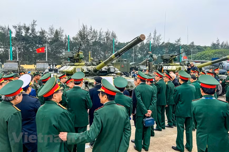 Le premier Salon international de la défense du Vietnam s'est tenu à Hanoï ảnh 4