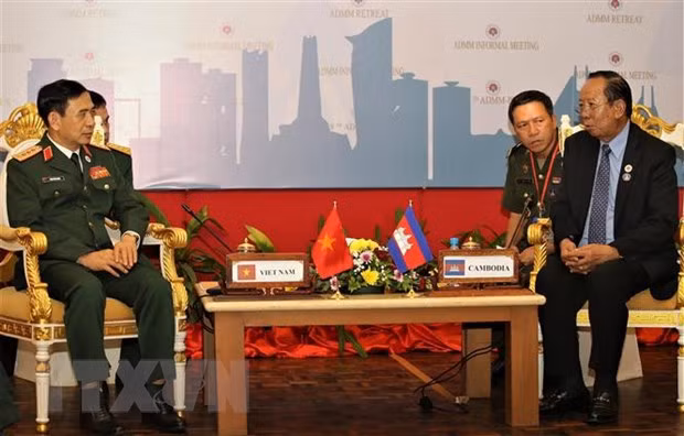 Le ministre vietnamien de la Défense rencontre ses homologues cambodgien et chinois ảnh 1