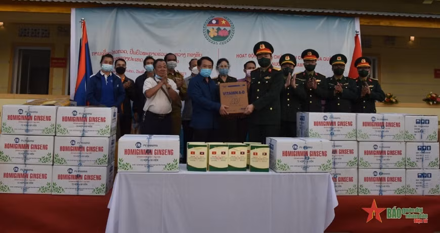 Vietnam-Laos : consultation médicale gratuites pour des minorités ethniques des zones frontalières ảnh 2