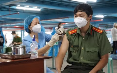 Hô Chi Minh-Ville entérine une nouvelle stratégie de lutte anti-COVID ảnh 1