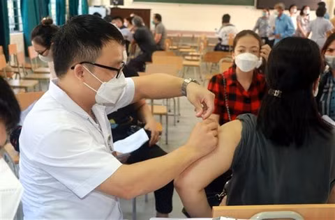 COVID-19 : le Vietnam prépare la campagne de rappel de la 3e dose vaccinale ảnh 1