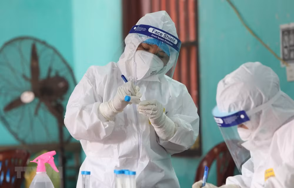 COVID-19: 21 nouveaux cas détectés dans des zones de confinement ảnh 1