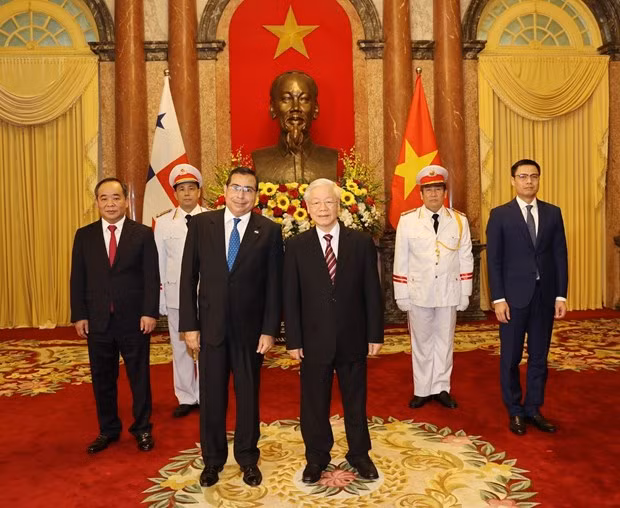 Le secrétaire général et président Nguyen Phu Trong reçoit de nouveaux ambassadeurs étrangers ảnh 1