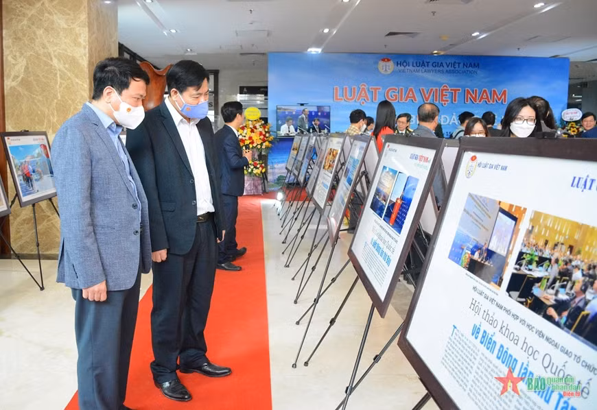 Vernissage de l'exposition "Juristes vietnamiens avec la mer et les îles de la Patrie" ảnh 1