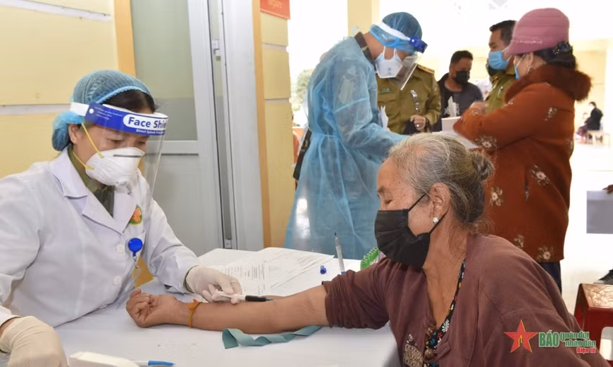 Vietnam-Laos : consultation médicale gratuites pour des minorités ethniques des zones frontalières ảnh 1