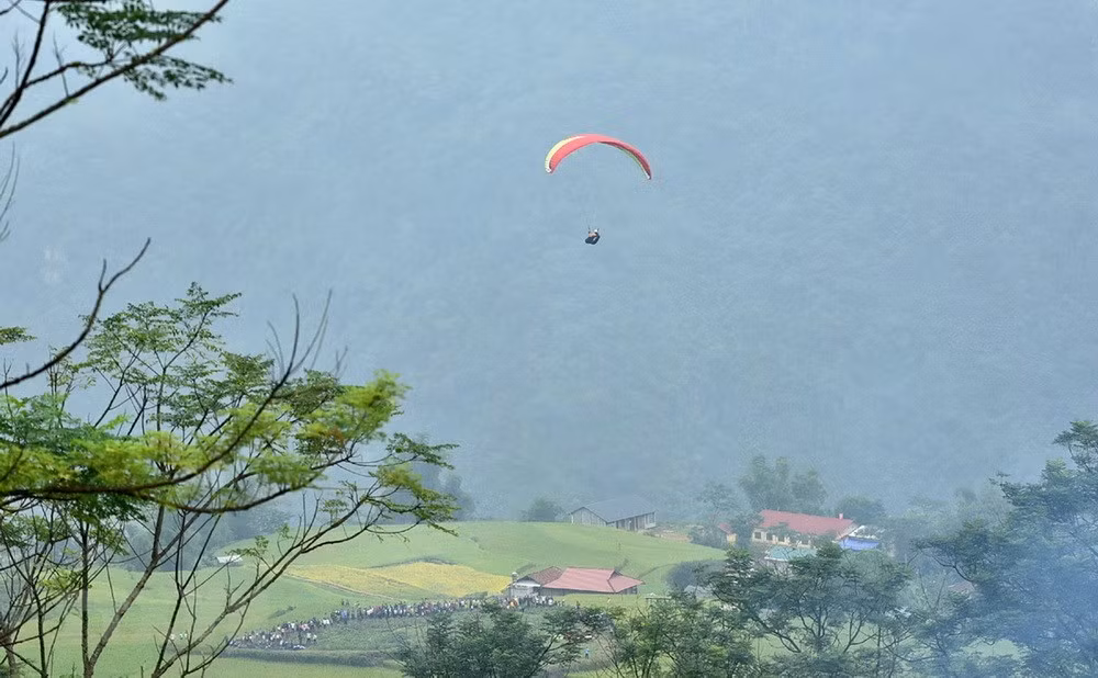 Le premier vol en parapente organisé à Tuyen Quang ảnh 4