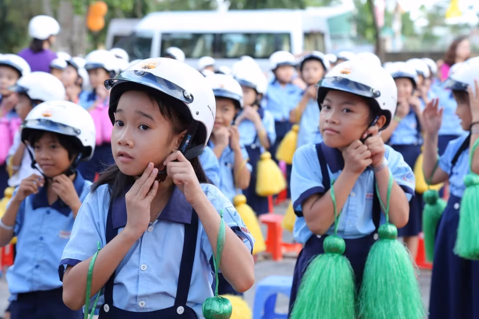 Des milliers de casques et trousses de secours offerts à des élèves de Hanoï ảnh 1
