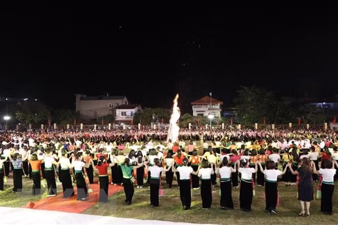 Des milliers de personnes à la fête de Muong Lo ảnh 1