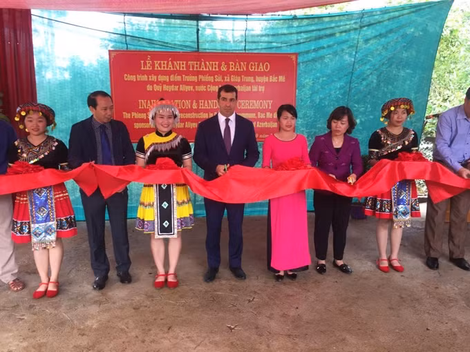 Inauguration d’une école primaire construite avec l’aide azerbaïdjanaise à Ha Giang ảnh 1