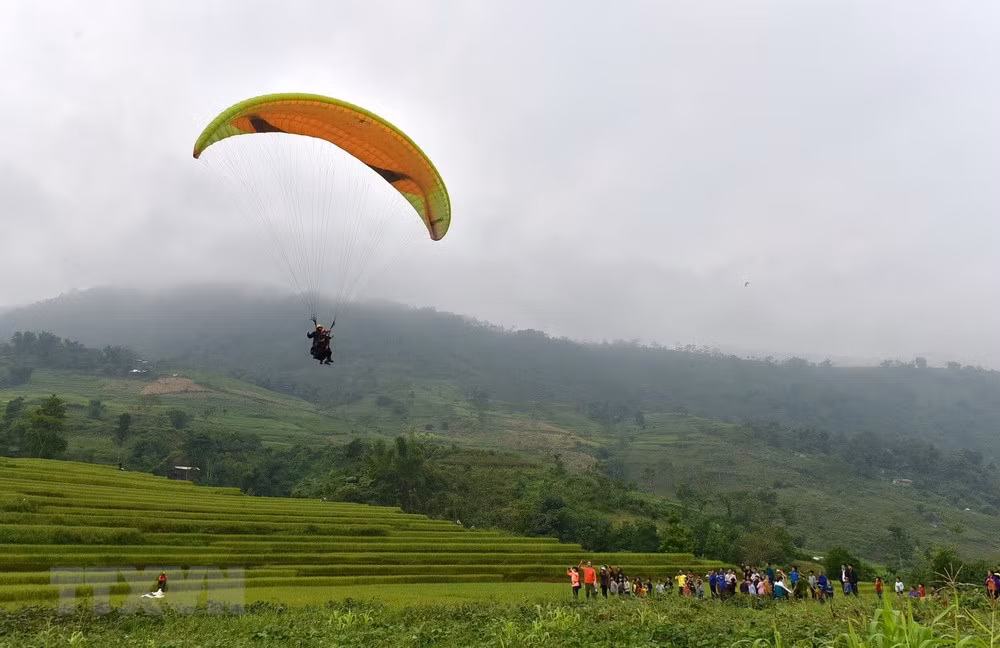 Le premier vol en parapente organisé à Tuyen Quang ảnh 1