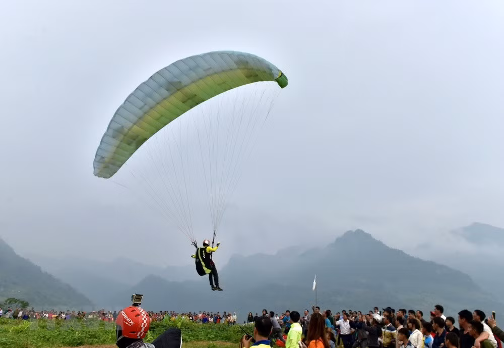 Le premier vol en parapente organisé à Tuyen Quang ảnh 3