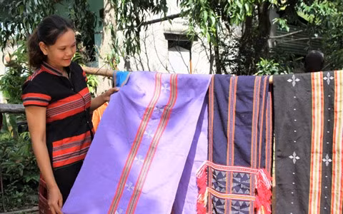 Le tissage de brocart : un trait culturel de l'ethnie Co Tu à conserver ảnh 1