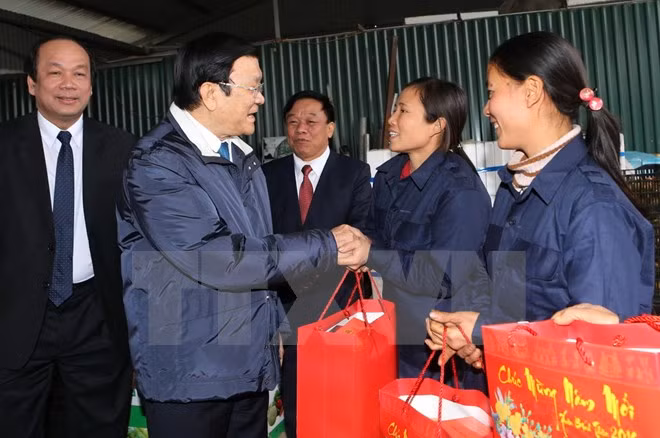 Le président Truong Tan Sang se rend à Hung Yen et Ha Nam pour formuler ses vœux du Tet ảnh 1