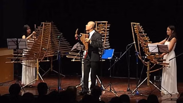 Belle association entre les instruments de musique en bambou et la musique classique occidentale ảnh 1