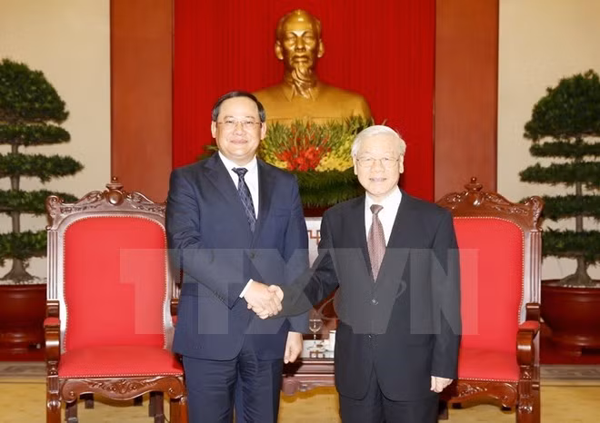 Le secrétaire général Nguyen Phu Trong reçoit le vice-Premier ministre laotien Sonexay Siphandone ảnh 1