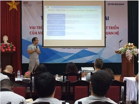 Les anciens étudiants ont un rôle à jouer pour tisser des liens avec le marché ảnh 1