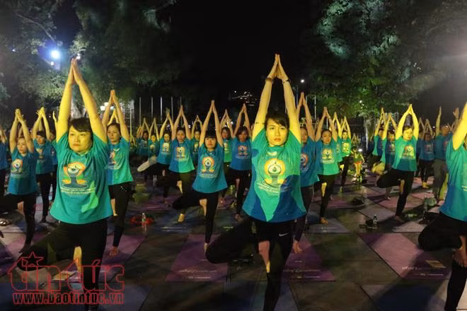 Hanoï: un millier de personnes participent à une représentation de Yoga ảnh 1