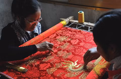 Dông Cuu préserve la broderie ancienne ảnh 2