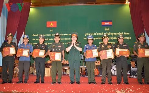 Remise des prix du concours d'écriture sur les liens Vietnam-Cambodge ảnh 1