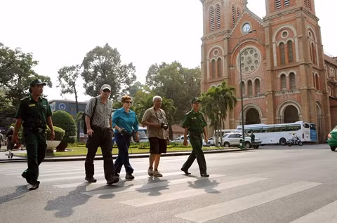 Le Vietnam a accueilli 5,5 millions de touristes étrangers depuis janvier ảnh 1