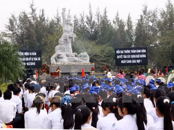 Des jeunes Viêt kiêu visitent le mémorial de Son My ảnh 1