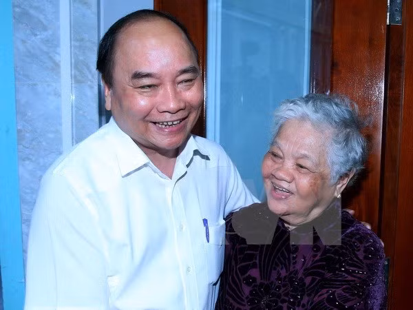 Nguyen Xuan Phuc offre des cadeaux à des familles méritantes à Can Tho ảnh 1
