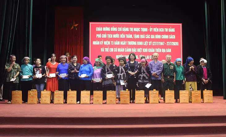 Lai Châu: Dang Thi Ngoc Thinh offre des cadeaux à des familles bénéficiant des politiques sociales ảnh 1 Lai Châu: Dang Thi Ngoc Thinh offre des cadeaux à des familles bénéficiant des politiques sociales ảnh 1