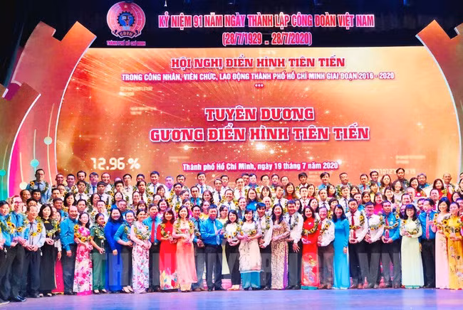 Ho Chi Minh-Ville: plus de 210 travailleurs à l’honneur ảnh 1