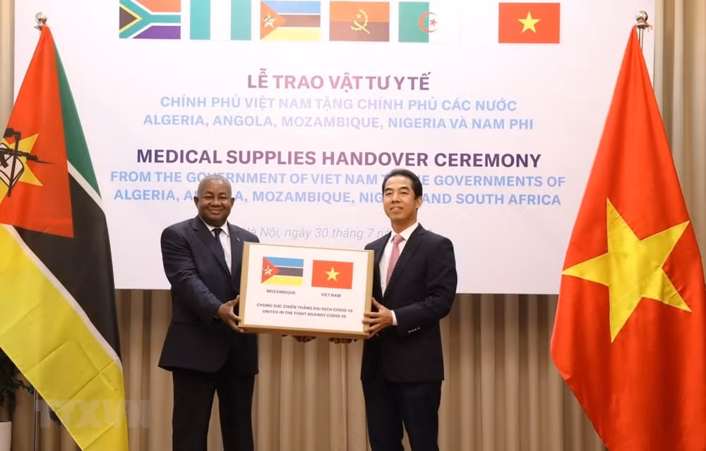 Remise de masques médicaux à des pays africains ảnh 1 Remise de masques médicaux à des pays africains ảnh 1